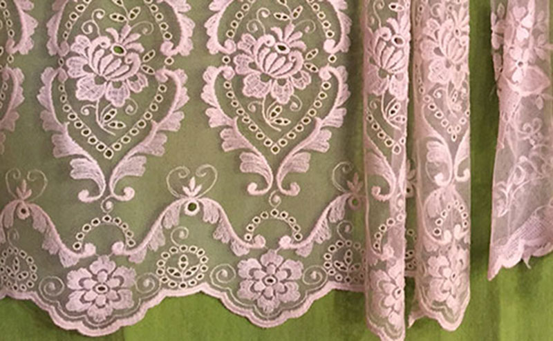 Tende in tulle ricamato